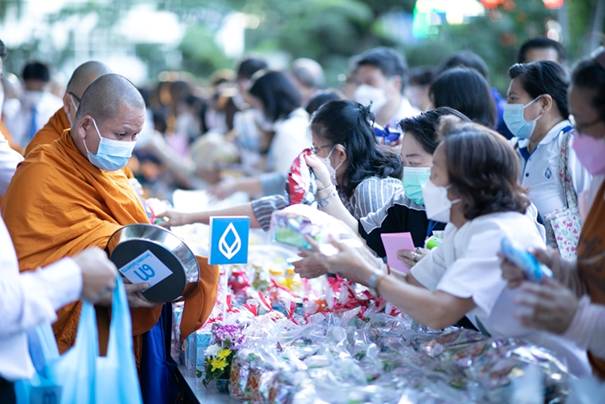 ธนาคารกรุงเทพ จัดกิจกรรมตักบาตรพระสงฆ์ 100 รูป ในโอกาสครบรอบวันก่อตั้งธนาคารปีที่ 79