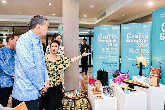 นายกฯ เยี่ยมชมผลิตภัณฑ์คราฟต์ ส่วนหนึ่งจากงาน "Crafts Bangkok 2024"